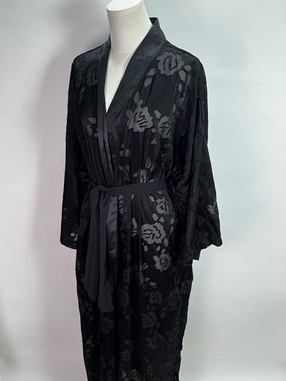 Victoria's Secret Limited Edition VS Archives Long Robe Black Roses | Size M/L